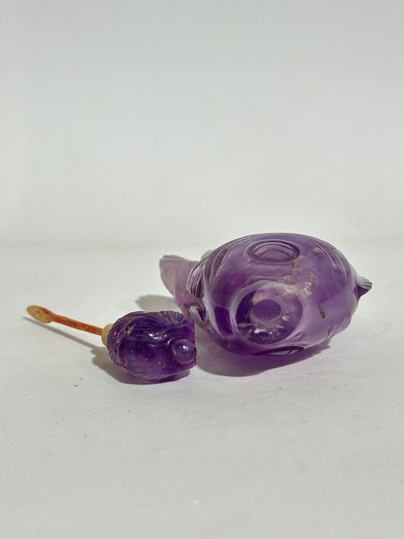 十九/二十世紀 瑪瑙、紫水晶鼻煙壺三件 | A CARNELIAN AND TWO AMETHYST SNUFF BOTTLES - 图16