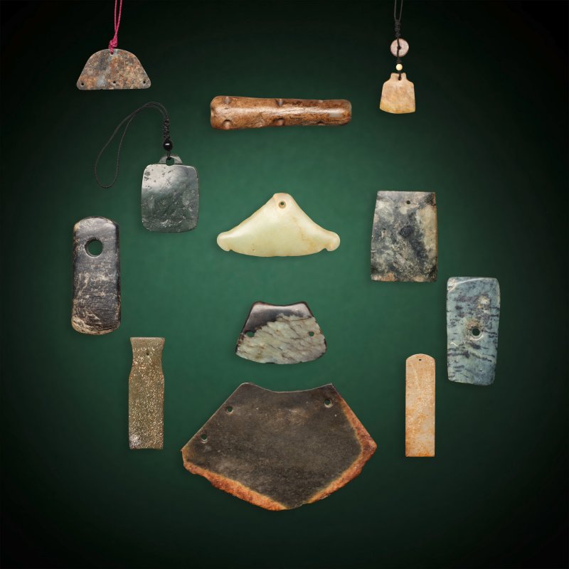 或新石器時期及更晚 玉劍飾及牌一組十二件 | A GROUP OF TWELVE JADE FITTINGS AND PLAQUES