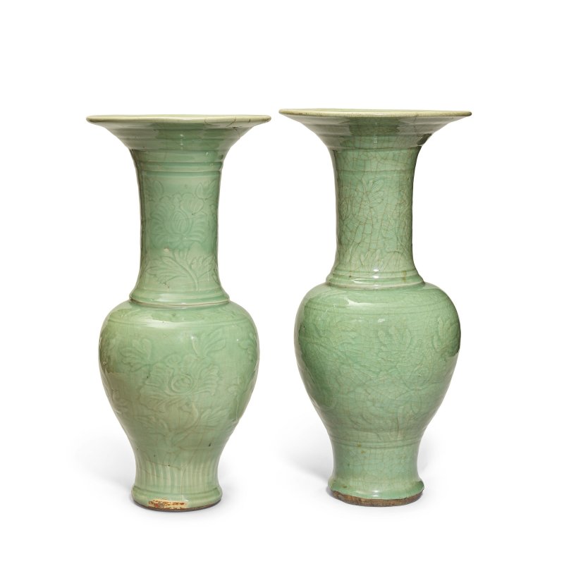 明 龍泉青釉鳳尾尊兩件 | A RELATED PAIR OF CARVED LONGQUAN CELADON 'FLORAL' VASES, YENYEN - 图2