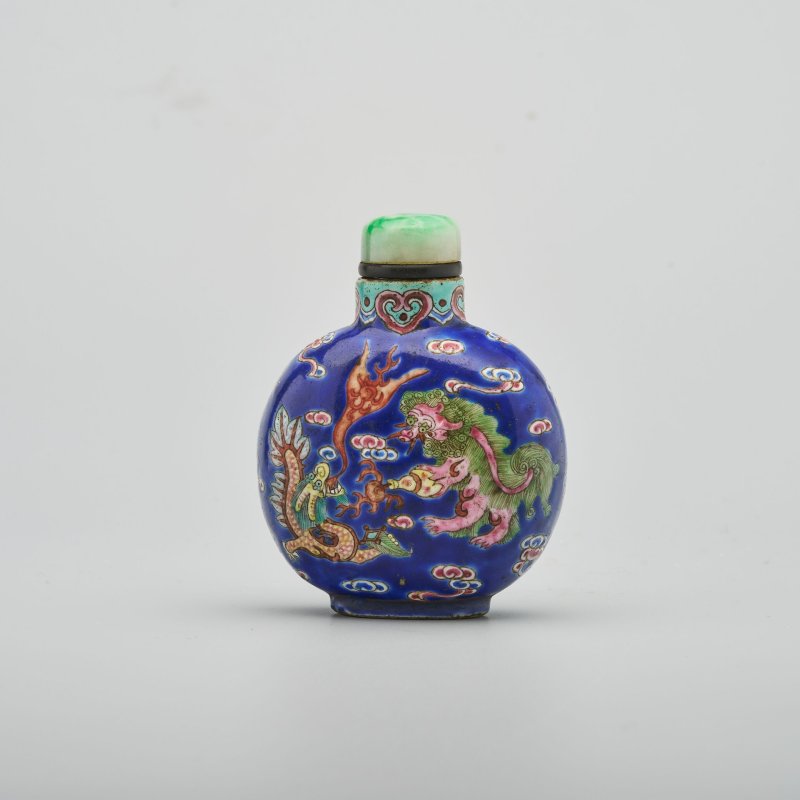 清十九世紀 藍地粉彩麒麟飛龍紋鼻烟壺 翡翠蓋 | A BLUE-GROUND AND FAMILLE ROSE 'DRAGON AND QILIN' SNUFF BOTTLE - 图2