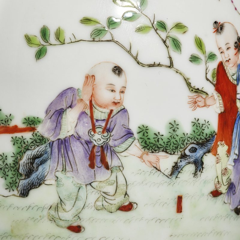 民国 粉彩百子闹春图蒜头瓶 - 图9