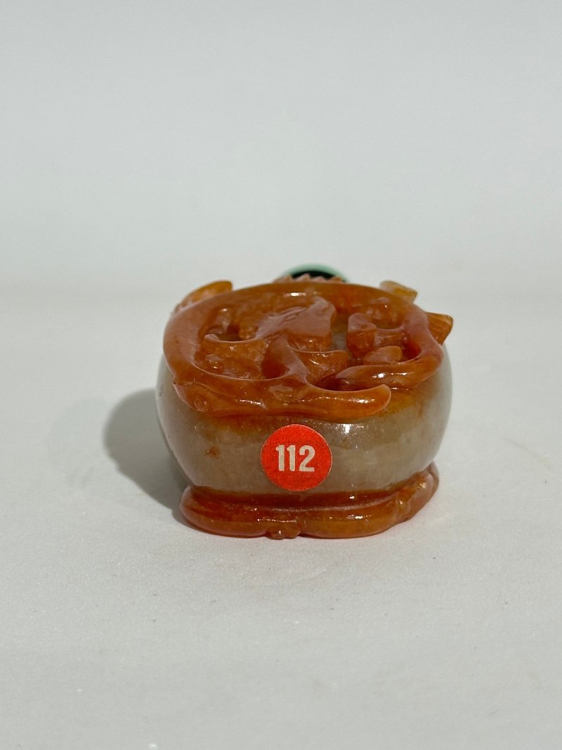 晚清 翡翠帶皮嵌孔雀石龍紋鼻煙壺、翡翠蓋 | A JADEITE SNUFF BOTTLE WITH MALACHITE - 图5