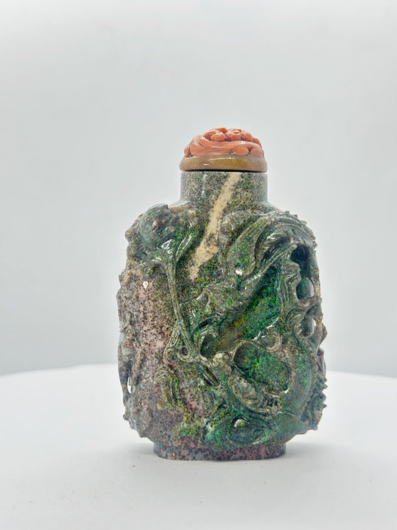 二十世紀 澳寶龍紋鼻煙壺、珊瑚蓋 | A BOULDER OPAL 'DRAGON' SNUFF BOTTLE - 图2