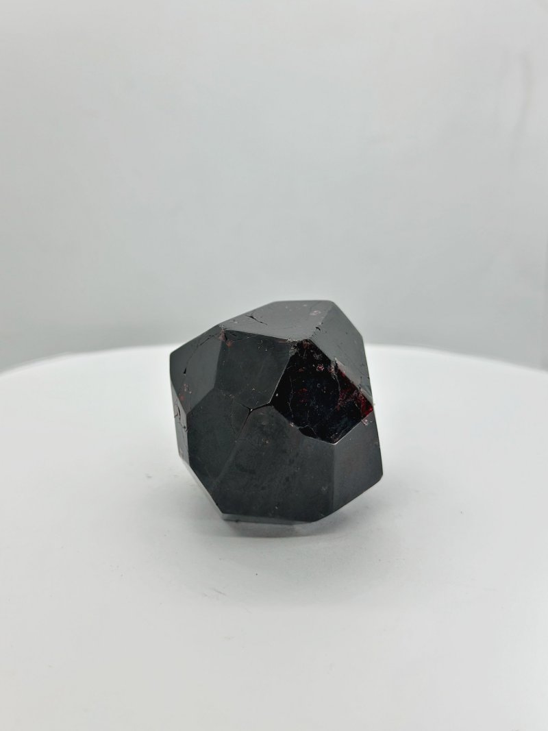 十九/二十世紀 石榴紅石英磨花、黑琥珀魚紋鼻煙壺二件 | A FACETED QUARTZ AND A BLACK AMBER SNUFF BOTTLE - 图6