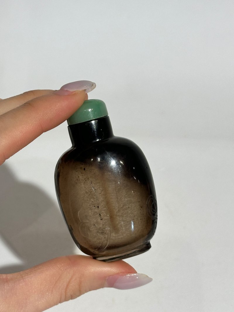 清十九世紀 雙聯瑪瑙、煙晶蝠紋鼻煙壺二件 | A SMOKY QUARTZ AND A CHALCEDONY AGATE DOUBLE SNUFF BOTTLE - 图3