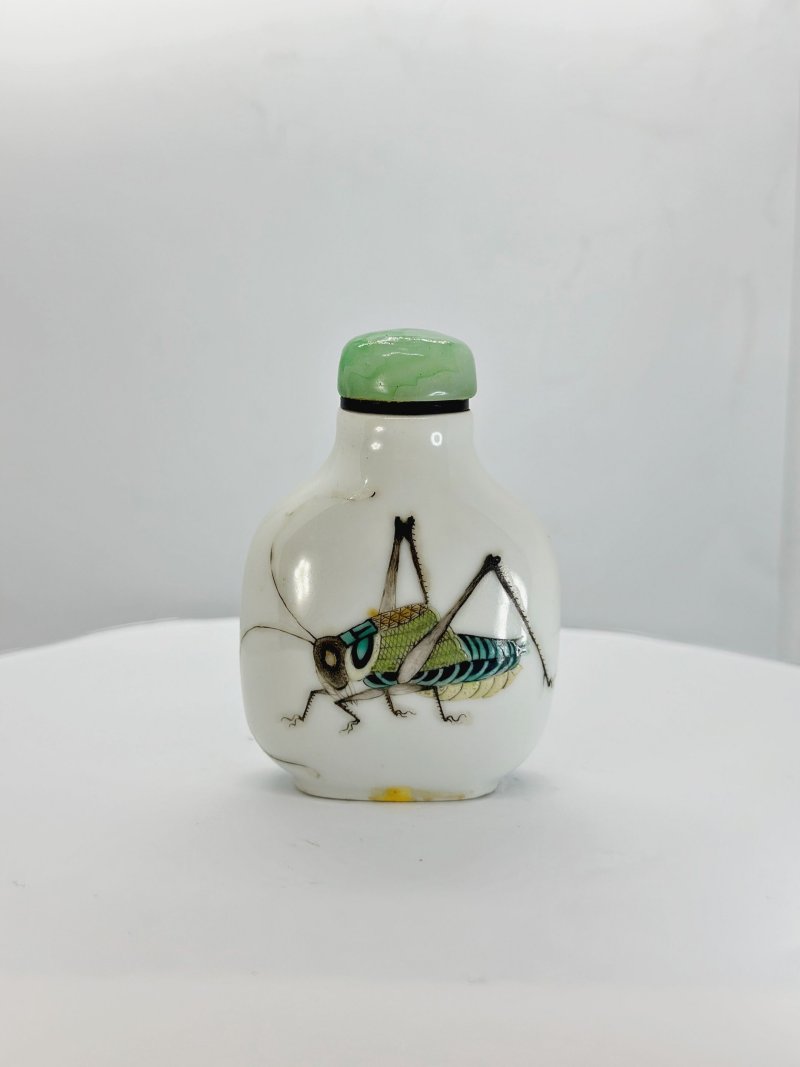 清十九世紀 粉彩蟈蟈紋鼻煙壺 | AN ENAMELLED PORCELAIN 'CRICKET' SNUFF BOTTLE - 图7