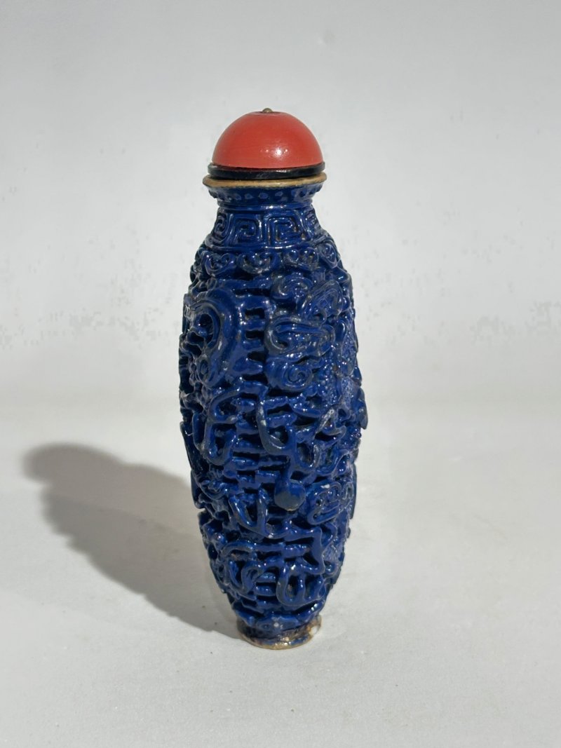 清中期 紅釉、藍釉模製⌈龍鳳呈祥⌋鼻煙壺二件 | TWO MOULDED AND ENAMELLED PORCELAIN 'DRAGON AND PHOENIX' SNUFF BOTTLES - 图15
