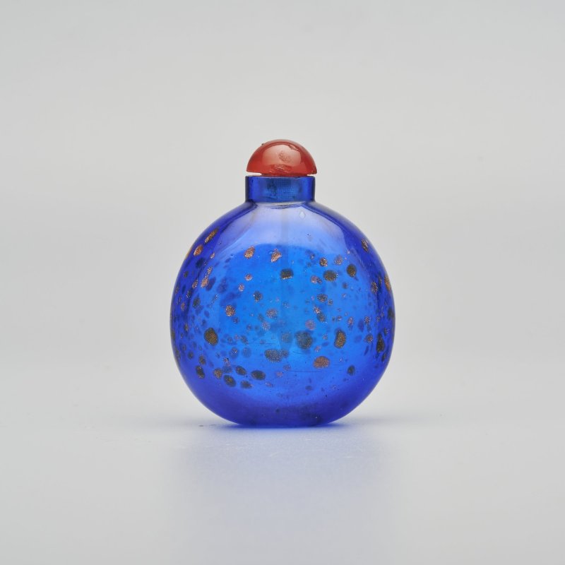 清十九世紀 藍地灑金星玻璃鼻煙壺 | A SAPPHIRE-BLUE AVENTURINE-GLASS SNUFF BOTTLE - 图1