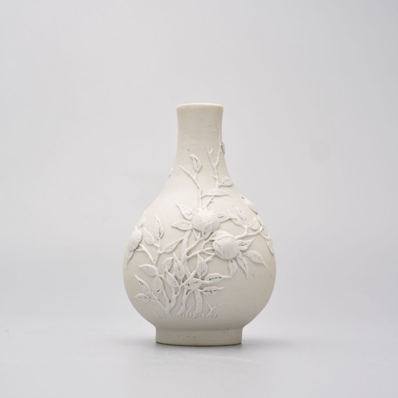 民國 澀胎石榴紋瓶 | A BISCUIT PORCELAIN 'POMEGRANATE' VASE