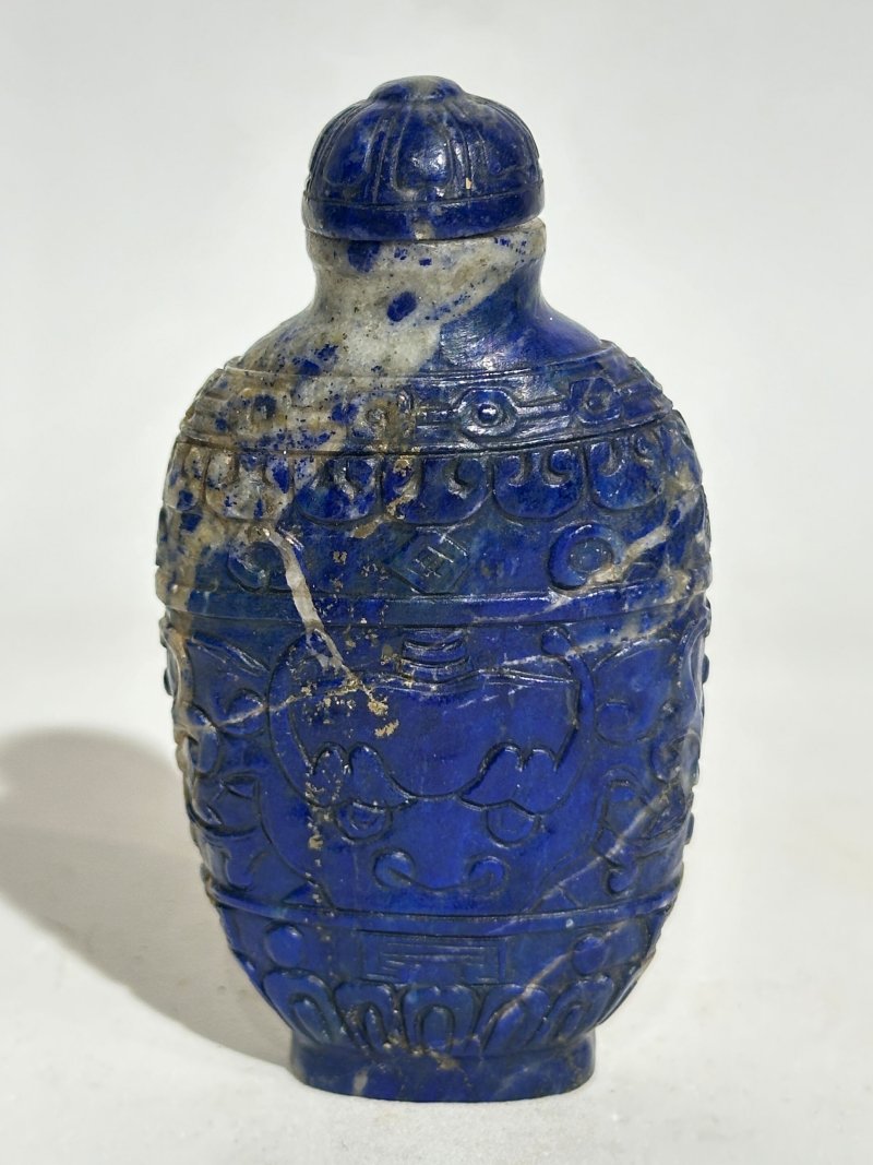 十九/二十世紀 青金石饕餮紋、綠松石鼻煙壺二件 | A LAPIS LAZULI 'TAOTIE' AND A TURQUOISE SNUFF BOTTLE - 图9