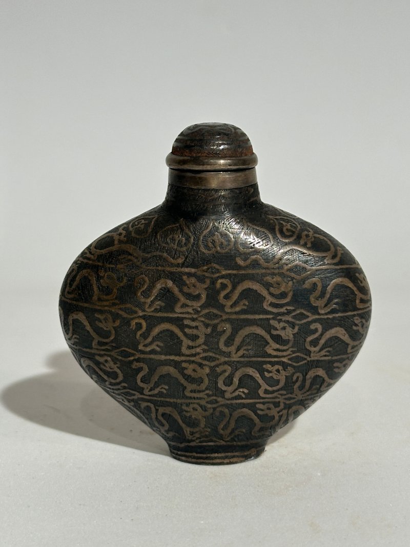 清十九世紀 烏銀瓜紋、夔龍紋鼻煙壺二件 | TWO SILVER NIELLO 'MELON' AND 'KUI DRAGON' SNUFF BOTTLES - 图15