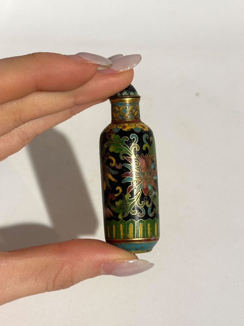 十九/二十世紀 銅胎琺瑯鼻煙壺七件 （博古）⌈乾隆年製⌋款 | SEVEN CLOISONNE ENAMEL SNUFF BOTTLES - 图32