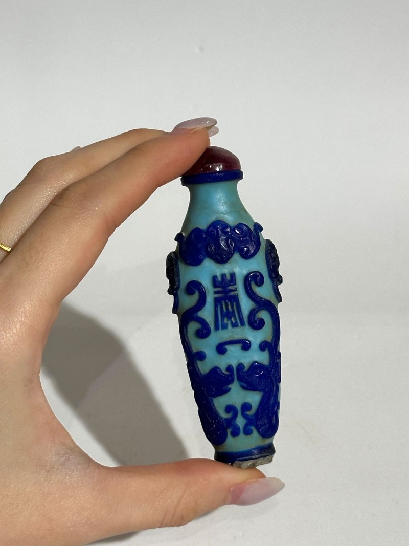 晚清 霏雪地套綠玻璃⌈一路連科⌋、⌈和諧美滿⌋鼻煙壺二件、（蟹）翡翠蓋；十九/二十世紀 涅白地套黑玻璃壽字紋、涅白地套棕玻璃、藍地套藍玻璃福壽紋鼻煙壺三件 | FIVE OVERLAY GLASS SNUFF BOTTLES - 图9