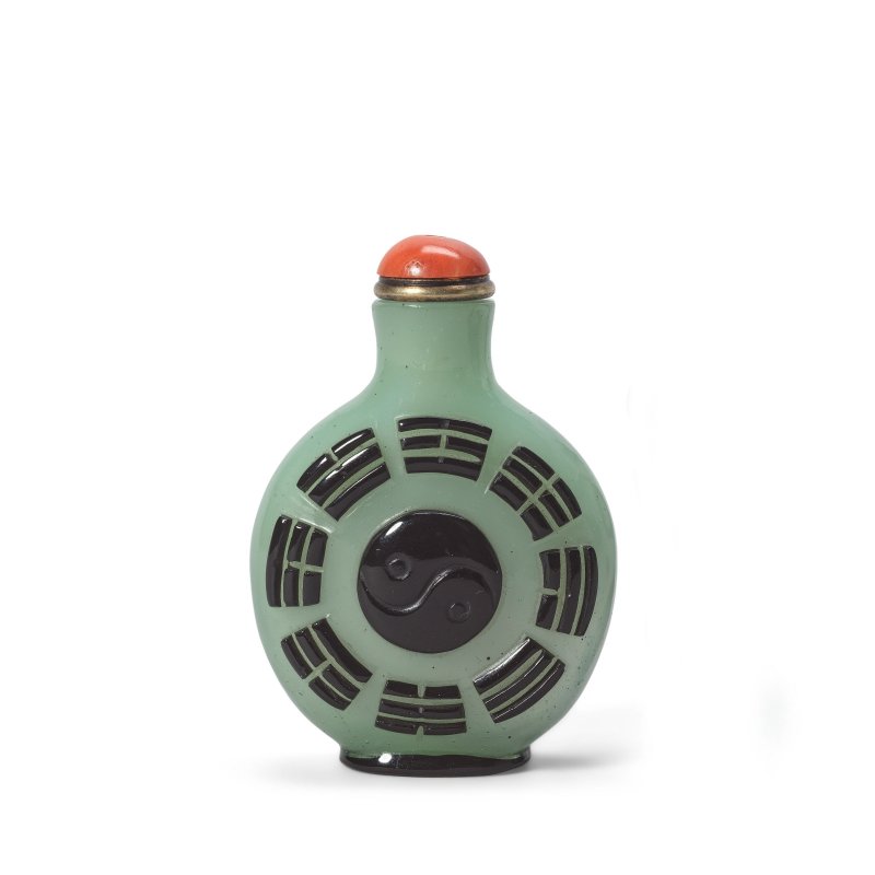 清 一八零零至一八八零年 松綠地套黑料鼻烟壺 | A BLACK OVERLAY TURQUOISE GLASS SNUFF BOTTLE - 图2