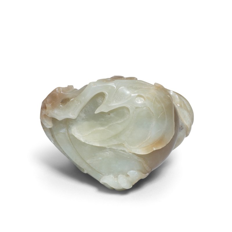 十八世紀 青玉蝙蝠桃紋把件 | A PALE GREEN AND CHESTNUT BROWN JADE 'PEACHES AND BAT' CARVING