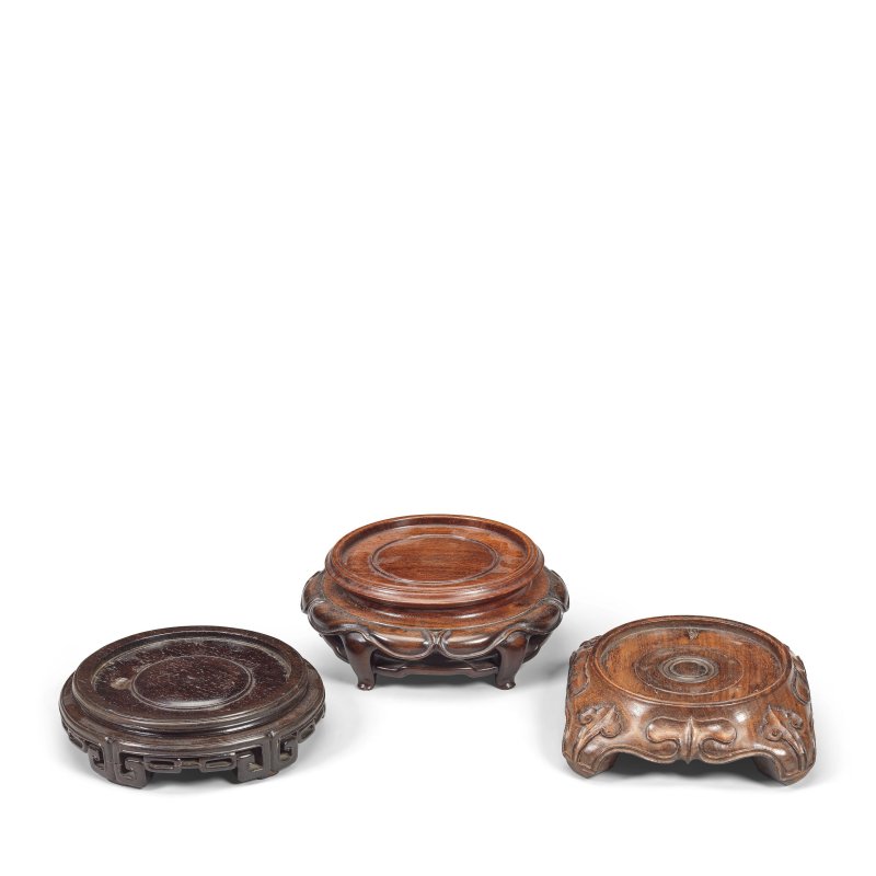 十九/二十世紀 木座一組三件 | A GROUP OF THREE CARVED WOOD STANDS
