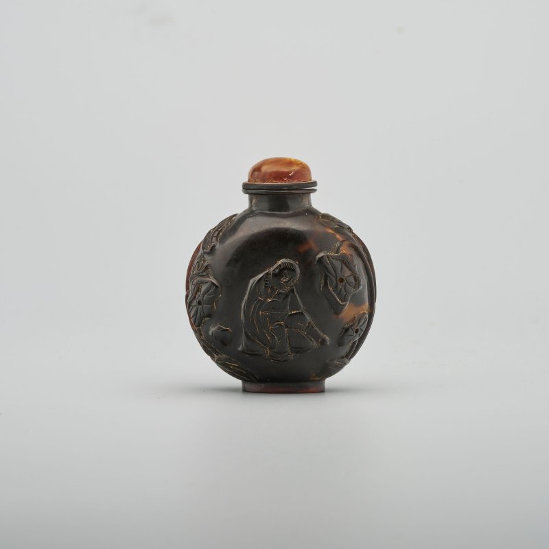 晚清 玳瑁「羅漢」鼻煙壺 | A TORTOISESHELL 'MONK' SNUFF BOTTLE - 图2