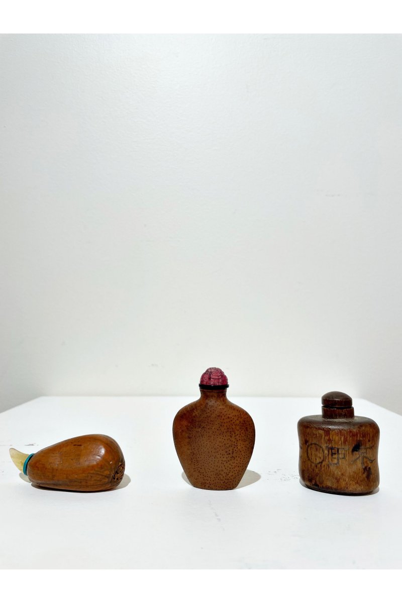十九世紀 竹製、葫蘆鼻烟壺三件 竹紋鼻烟壺背刻款⌈不可⌋ | TWO BAMBOO SNUFF BOTTLES AND A GOURD SNUFF BOTTLE - 图7