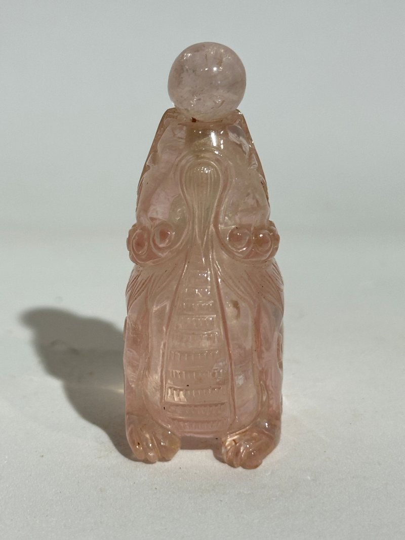 晚清 粉晶⌈麒麟⌋鼻煙壺 | A ROSE QUARTZ 'QILIN' SNUFF BOTTLE - 图6