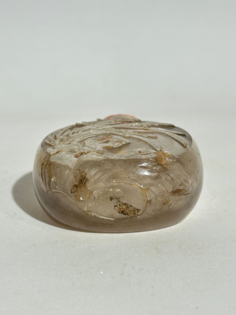 清十九世紀 水晶蘭石紋、瑞犬紋鼻煙壺二件、（蘭）珊瑚蓋 | TWO ROCK CRYSTAL 'ORCHID' AND 'BUDDHIST LION' SNUFF BOTTLES - 图5