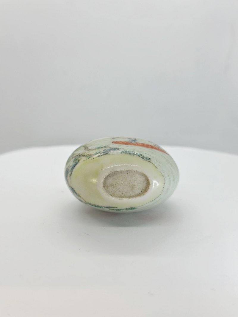 清十九世紀 粉彩⌈柳溪漁樂⌋鼻煙壺、珊瑚蓋 | A FAMILLE ROSE 'FISHERMEN' SNUFF BOTTLE - 图3