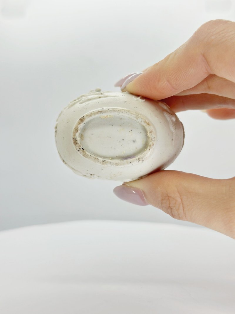 清光緒 瓷胎模印雲龍紋鼻煙壺 | A MOULDED BISCUIT PORCELAIN 'DRAGON' SNUFF BOTTLE - 图5