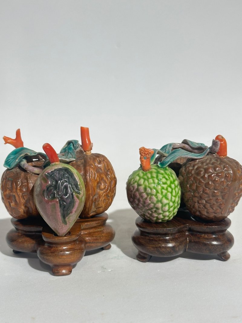 清十九世紀 仿生瓷荔枝、核桃形鼻煙壺二件、珊瑚蓋 及座 | TWO CERAMIC 'LYCHEE' AND 'WALNUT' SNUFF BOTTLES - 图17