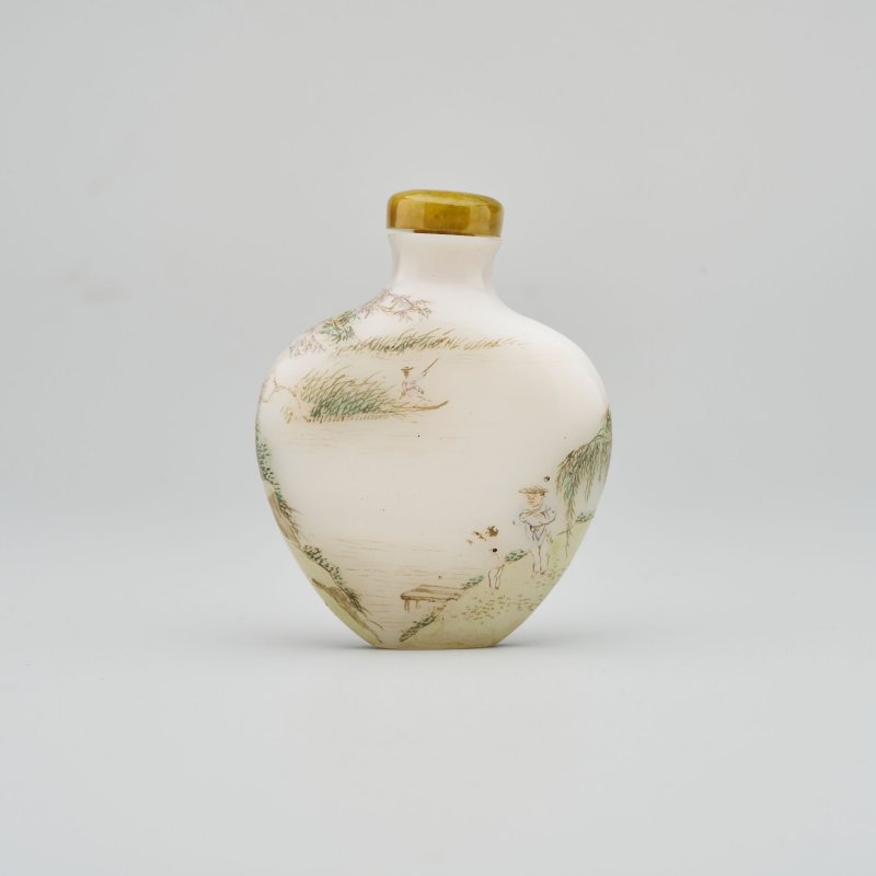 民國 涅白玻璃胎畫琺瑯山水人物紋鼻煙壺 ⌈古月軒⌋款 | AN ENAMELLED MILKY GLASS 'LANDSCAPE AND FIGURES' SNUFF BOTTLE - 图13