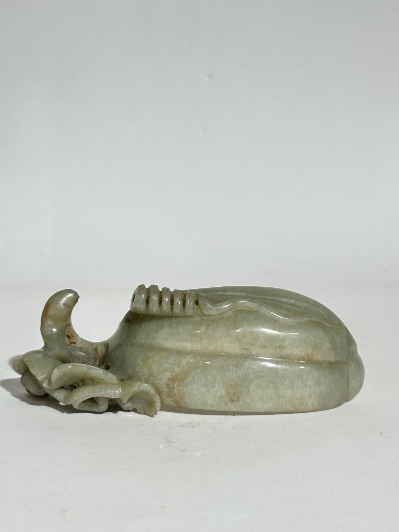 莫臥兒 十九世紀 翠玉花卉紋執瓢 及座 | A PALE GREEN JADE WASHER - 图5