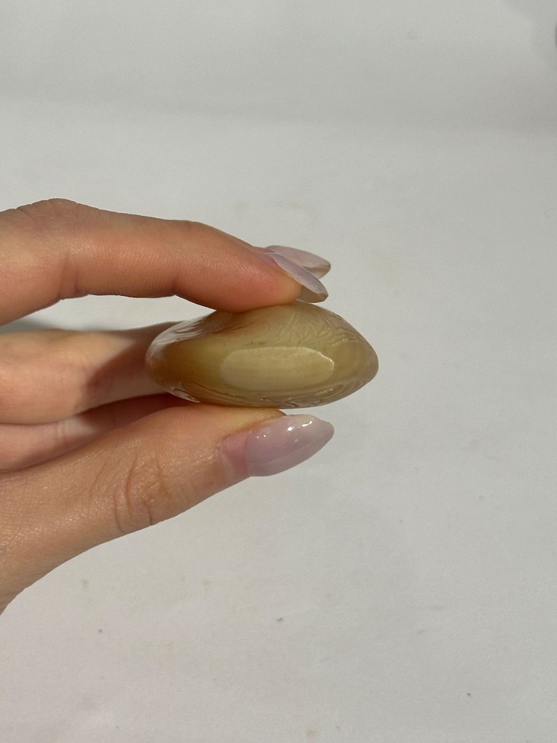 晚清至民國 椰殼刻燈謎詩文、葫蘆形、螺鈿花卉紋、螺鈿匏形鼻煙壺四件、（螺鈿匏形）碧璽⌈蛤蟆⌋蓋 及盒 | A COCONUT, A DOUBLE GOURD, AND TWO MOTHER-OF-PEARL SNUFF BOTTLES - 图14