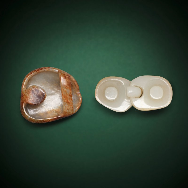 清 玉雕帶扣三件 | THREE NATURALISTIC JADE BELT BUCKLES - 图2