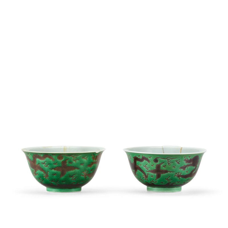 清乾隆 綠地茄皮紫釉龍紋盌一對 | A PAIR OF GREEN-GROUND AUBERGINE-ENAMELLED 'DRAGON' BOWLS