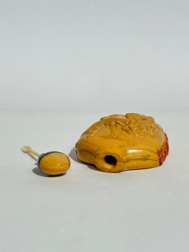 清咸豐 鶴頂紅詩文人物紋鼻煙壺 一八五二年作 | A HORNBILL 'FIGURES' SNUFF BOTTLE - 图4