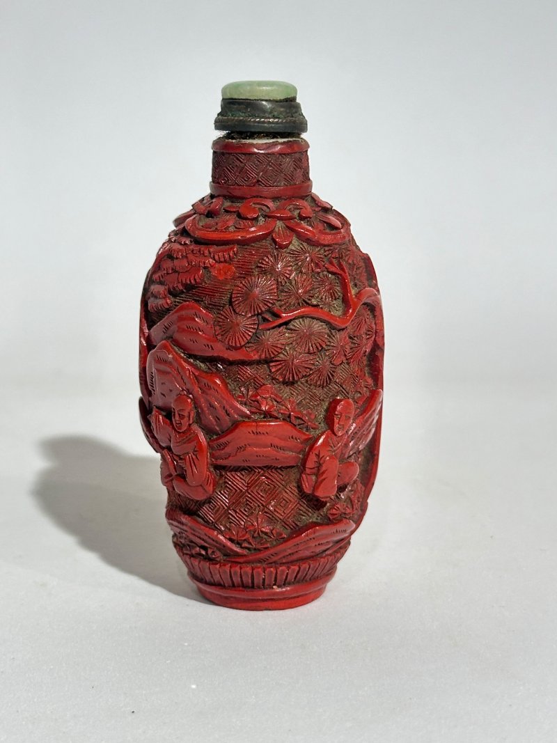 清十八/十九世紀 瓷胎剔紅山水人物紋鼻煙壺 | A CINNABAR LACQUERED-PORCELAIN SNUFF BOTTLE - 图9
