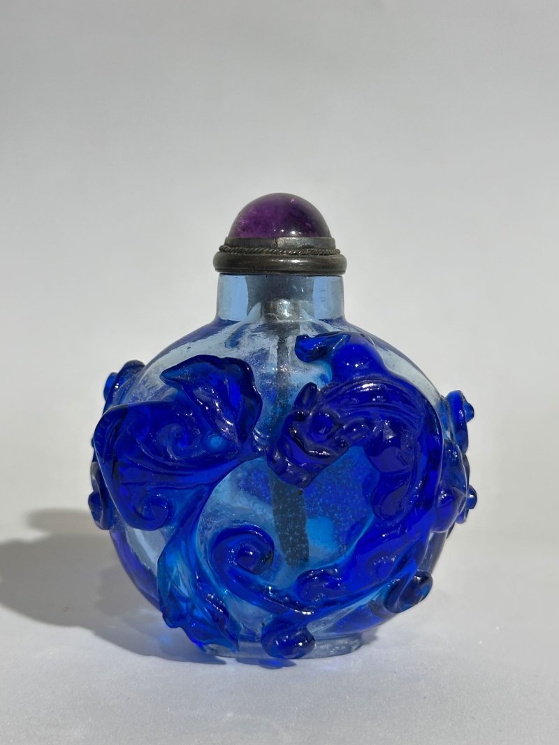 清十九世紀 透明地套藍玻璃螭龍紋鼻煙壺 | A BLUE OVERLAY TRANSLUCENT GLASS 'CHI DRAGON' SNUFF BOTTLE - 图9