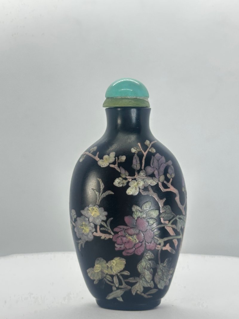 清1770-1820 黑玻璃畫琺瑯花卉紋鼻煙壺 ⌈乾隆年製⌋篆書款 | AN ENAMELLED BLACK GLASS 'FLORAL' SNUFF BOTTLE - 图2