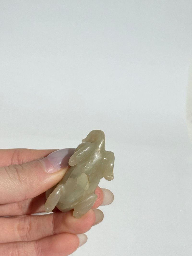 十九/二十世紀 青白玉⌈貓⌋、⌈天祿⌋把件 | TWO GREENISH WHITE JADE CARVINGS OF A CAT AND A TIANLU - 图2