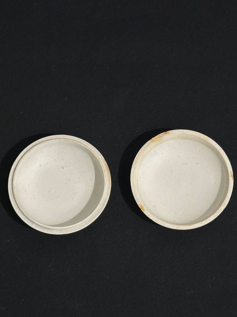 晚清至民國 澀胎牡丹紋洗、梅花紋印泥蓋盒二件 | A BISCUIT PORCELAIN 'PEONY' WASHER AND A 'PLUM BLOSSOM' INK PASTE BOX AND COVER - 图7