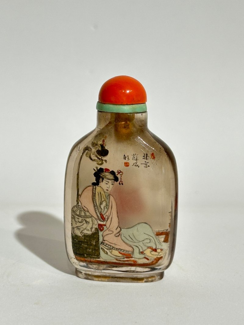 民國 薛成彩作 水晶內畫「北京」、「尤氏」鼻煙壺二件 | TWO INSIDE PAINTED ROCK CRYSTAL SNUFF BOTTLES - 图3