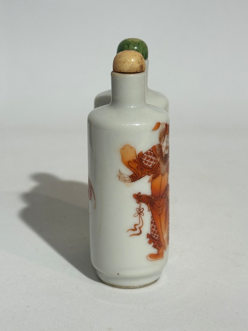 晚清至民國 瓷鼻煙壺四件 （藍）⌈乾隆年製⌋礬紅篆書款 | FOUR CERAMIC SNUFF BOTTLES - 图13