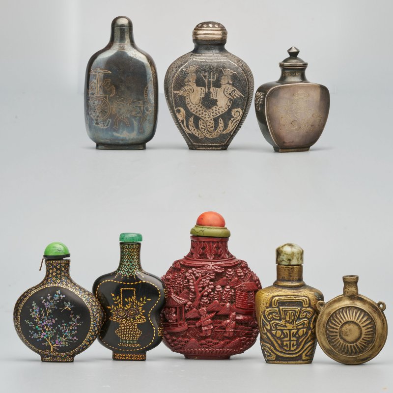十九/二十世紀 烏銀人物紋、銅錯銀人物紋、瑞獸紋、銅饕餮紋、日芒紋、黑漆鑲嵌螺鈿花卉紋、群雞紋、剔紅山水人物紋鼻煙壺八件 （剔紅）⌈乾隆年製⌋款 | EIGHT SNUFF BOTTLES