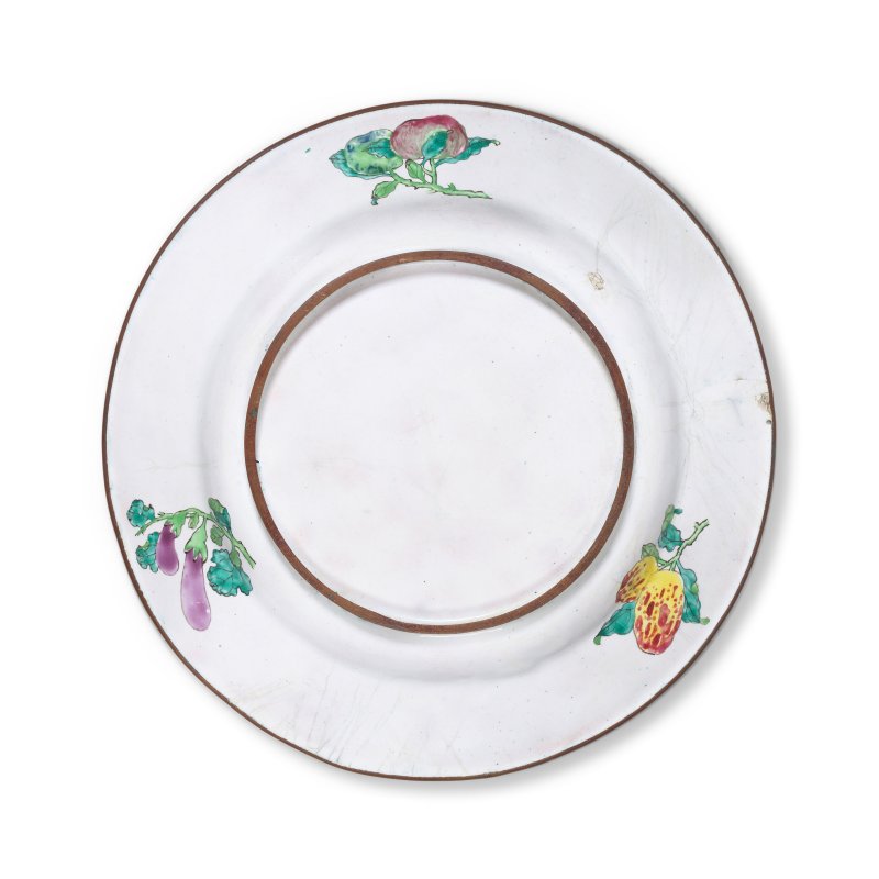 清雍正 白地畫琺琅龍鳳紋盤 | A RARE PAINTED ENAMEL WHITE-GROUND 'DRAGON AND PHOENIX' DISH - 图2