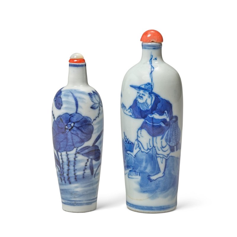 清 一八零零至一八八零年 青花鼻烟壺兩件 | TWO BLUE AND WHITE SNUFF BOTTLES