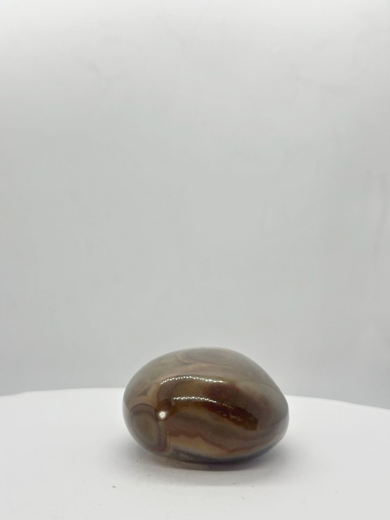 晚清 纏絲瑪瑙隨形鼻煙壺、翡翠蓋 | A CONCENTRIC AGATE 'PEBBLE' SNUFF BOTTLE - 图5