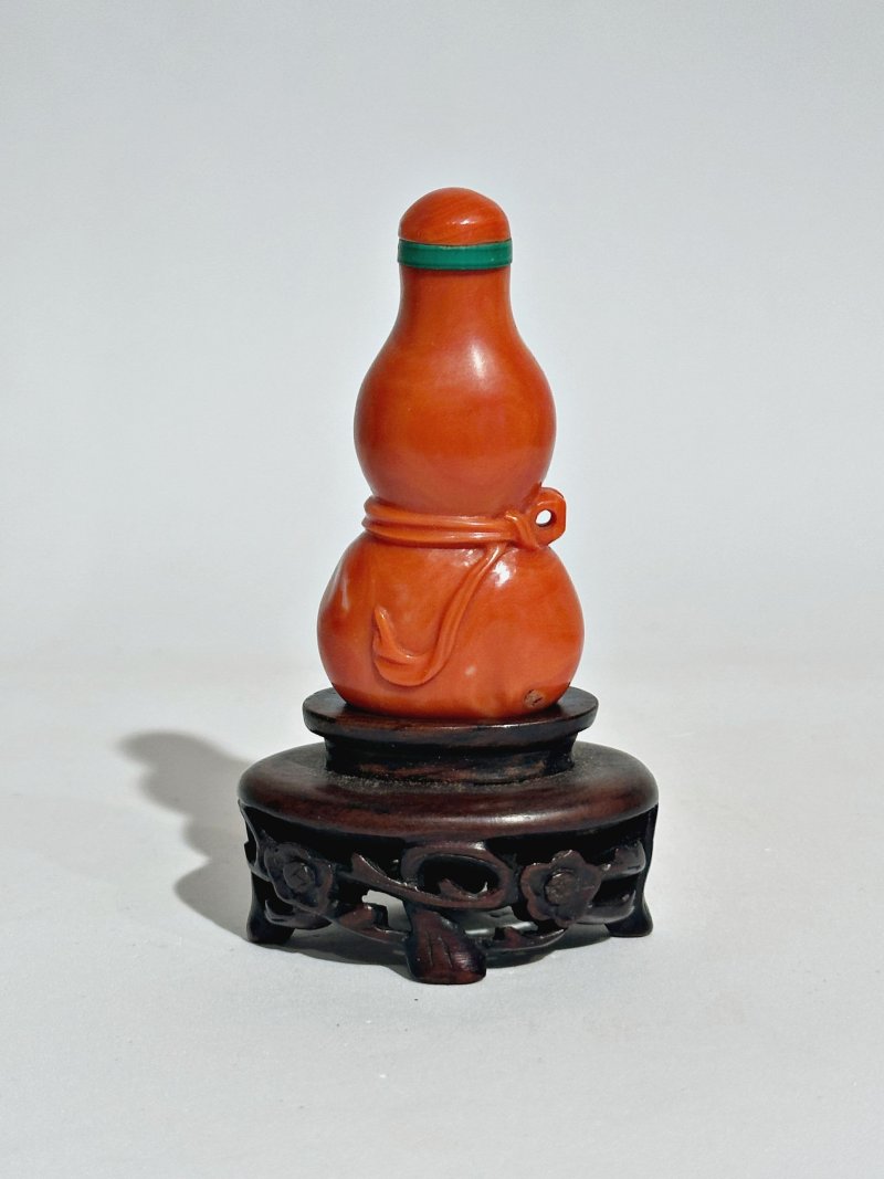 清中晚期 珊瑚葫蘆包袱紋鼻煙壺、珊瑚蓋 | A CORAL 'GOURD' SNUFF BOTTLE - 图9