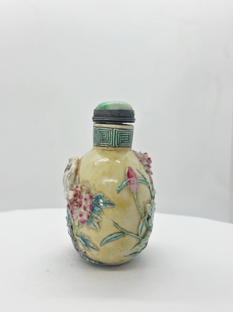 清十九世紀 瓷胎⌈一路連科⌋鼻煙壺、翡翠蓋 | A BISCUIT PORCELAIN 'EGRET AND LOTUS' SNUFF BOTTLE - 图4