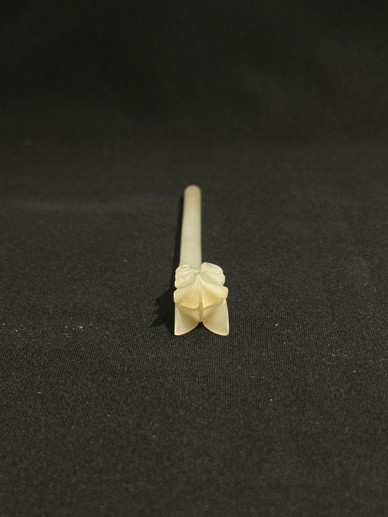 清十九世紀 青白玉耳挖簪、花頭簪二枚 | TWO GREENISH WHITE JADE HAIR PINS - 图13