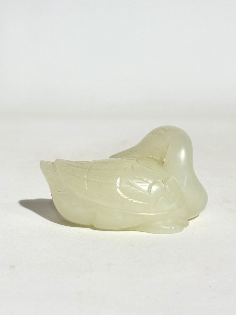 清 白玉⌈鴨⌋擺件 | A WHITE JADE CARVING OF A DUCK - 图4