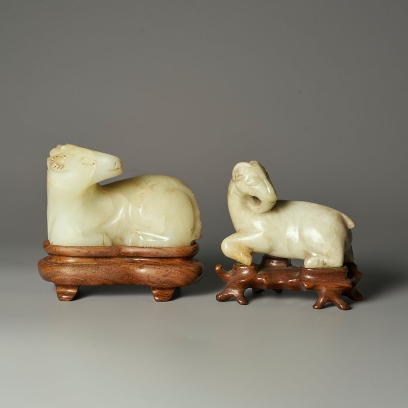 十九/二十世紀 白玉⌈馬⌋、⌈羊⌋三件 及座 | A WHITE JADE 'HORSE' AND TWO JADE 'GOAT' CARVINGS - 图24