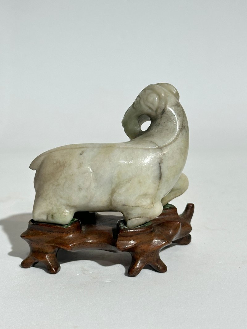 十九/二十世紀 白玉⌈馬⌋、⌈羊⌋三件 及座 | A WHITE JADE 'HORSE' AND TWO JADE 'GOAT' CARVINGS - 图4